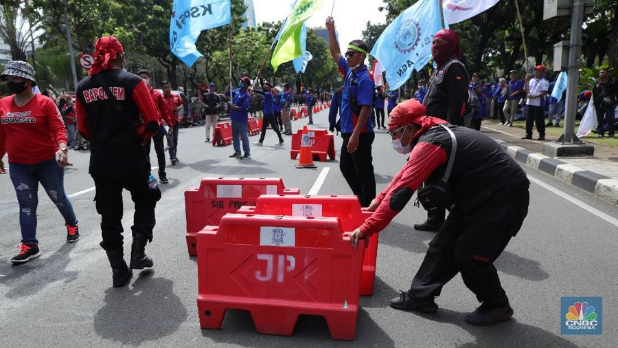Ratusan buruh yang tergabung dalam FSP LEM SPSI, KSPI menutup jalur utama depan Gedung BalaiKota Jakarta, Kamis (25/11/2021). Demo buruh mengusung dua agenda, memprotes penetapan UMP 2022 dinilai terlalu kecil dan mengawal putusan MK soal uji materi UU Cipta Kerja. Pantauan dilokasi buruh perlahan meninggal aksi demo di patung kuda dan menutup jalan utama depan gedung Balaikota. Pengendara yang terjebak kemacetan hanya pasrah dan diputar balikan ke arah Stasiun Gambir, Jakarta. Puluhan polisi jugat erlihat mengamankan gedung Balaikota.(CNBC Indonesia/ Tri Susilo)