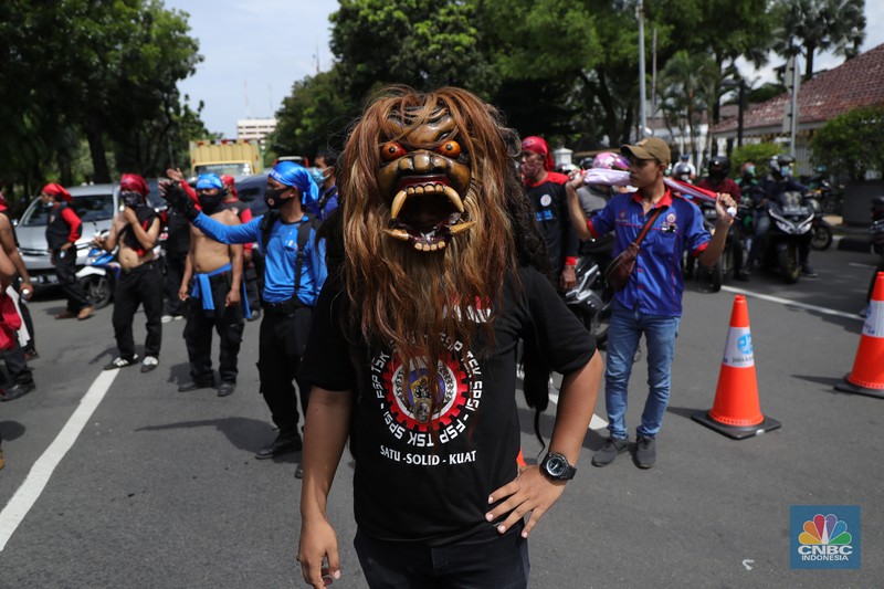 Demo Buruh Tolak Omnibus UMP di Balai Kota Jakarta Ratusan buruh yang tergabung dalam FSP LEM SPSI, KSPI menutup jalur utama depan Gedung BalaiKota Jakarta, Kamis (25/11/2021). Demo buruh mengusung dua agenda, memprotes penetapan UMP 2022 dinilai terlalu kecil dan mengawal putusan MK soal uji materi UU Cipta Kerja. Pantauan dilokasi buruh perlahan meninggal aksi demo di patung kuda dan menutup jalan utama depan gedung Balaikota. Pengendara yang terjebak kemacetan hanya pasrah dan diputar balikan ke arah Stasiun Gambir, Jakarta. Puluhan polisi jugat erlihat mengamankan gedung Balaikota.(CNBC Indonesia/ Tri Susilo)
