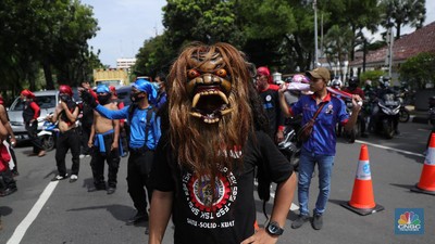 Ratusan buruh yang tergabung dalam FSP LEM SPSI, KSPI menutup jalur utama depan Gedung BalaiKota Jakarta, Kamis (25/11/2021). Demo buruh mengusung dua agenda, memprotes penetapan UMP 2022 dinilai terlalu kecil dan mengawal putusan MK soal uji materi UU Cipta Kerja. Pantauan dilokasi buruh perlahan meninggal aksi demo di patung kuda dan menutup jalan utama depan gedung Balaikota. Pengendara yang terjebak kemacetan hanya pasrah dan diputar balikan ke arah Stasiun Gambir, Jakarta. Puluhan polisi jugat erlihat mengamankan gedung Balaikota.(CNBC Indonesia/ Tri Susilo)
