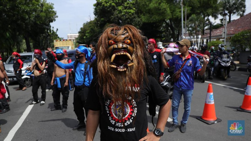 Ratusan buruh yang tergabung dalam FSP LEM SPSI, KSPI menutup jalur utama depan Gedung BalaiKota Jakarta, Kamis (25/11/2021). Demo buruh mengusung dua agenda, memprotes penetapan UMP 2022 dinilai terlalu kecil dan mengawal putusan MK soal uji materi UU Cipta Kerja. Pantauan dilokasi buruh perlahan meninggal aksi demo di patung kuda dan menutup jalan utama depan gedung Balaikota. Pengendara yang terjebak kemacetan hanya pasrah dan diputar balikan ke arah Stasiun Gambir, Jakarta. Puluhan polisi jugat erlihat mengamankan gedung Balaikota.(CNBC Indonesia/ Tri Susilo)
