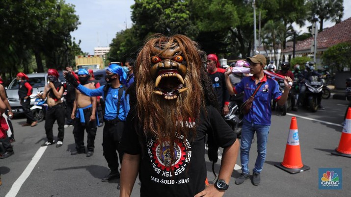 Demo Buruh Tolak Omnibus UMP di Balai Kota Jakarta Ratusan buruh yang tergabung dalam FSP LEM SPSI, KSPI menutup jalur utama depan Gedung BalaiKota Jakarta, Kamis (25/11/2021). Demo buruh mengusung dua agenda, memprotes penetapan UMP 2022 dinilai terlalu kecil dan mengawal putusan MK soal uji materi UU Cipta Kerja. Pantauan dilokasi buruh perlahan meninggal aksi demo di patung kuda dan menutup jalan utama depan gedung Balaikota. Pengendara yang terjebak kemacetan hanya pasrah dan diputar balikan ke arah Stasiun Gambir, Jakarta. Puluhan polisi jugat erlihat mengamankan gedung Balaikota.(CNBC Indonesia/ Tri Susilo)