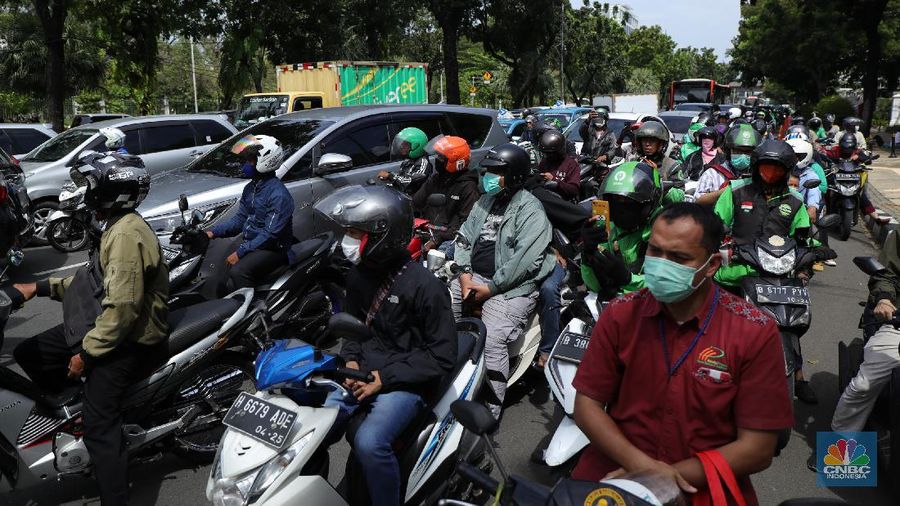Ratusan buruh yang tergabung dalam FSP LEM SPSI, KSPI menutup jalur utama depan Gedung BalaiKota Jakarta, Kamis (25/11/2021). Demo buruh mengusung dua agenda, memprotes penetapan UMP 2022 dinilai terlalu kecil dan mengawal putusan MK soal uji materi UU Cipta Kerja. Pantauan dilokasi buruh perlahan meninggal aksi demo di patung kuda dan menutup jalan utama depan gedung Balaikota. Pengendara yang terjebak kemacetan hanya pasrah dan diputar balikan ke arah Stasiun Gambir, Jakarta. Puluhan polisi jugat erlihat mengamankan gedung Balaikota.(CNBC Indonesia/ Tri Susilo)