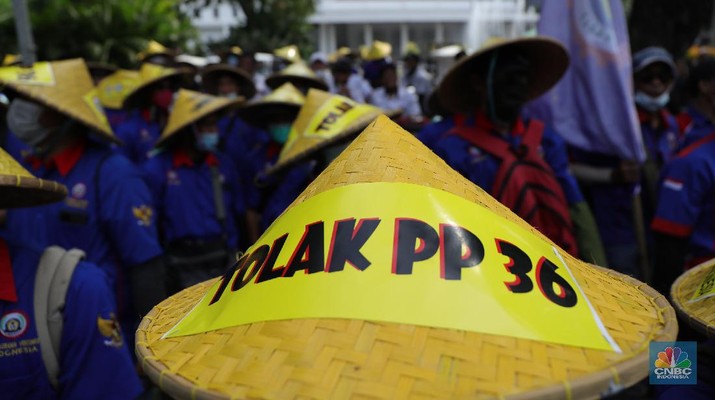 Demo Buruh Tolak Omnibus UMP di Balai Kota Jakarta Ratusan buruh yang tergabung dalam FSP LEM SPSI, KSPI menutup jalur utama depan Gedung BalaiKota Jakarta, Kamis (25/11/2021). Demo buruh mengusung dua agenda, memprotes penetapan UMP 2022 dinilai terlalu kecil dan mengawal putusan MK soal uji materi UU Cipta Kerja. Pantauan dilokasi buruh perlahan meninggal aksi demo di patung kuda dan menutup jalan utama depan gedung Balaikota. Pengendara yang terjebak kemacetan hanya pasrah dan diputar balikan ke arah Stasiun Gambir, Jakarta. Puluhan polisi jugat erlihat mengamankan gedung Balaikota.(CNBC Indonesia/ Tri Susilo)
