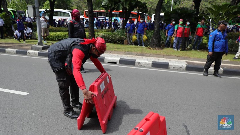 Ratusan buruh yang tergabung dalam FSP LEM SPSI, KSPI menutup jalur utama depan Gedung BalaiKota Jakarta, Kamis (25/11/2021). Demo buruh mengusung dua agenda, memprotes penetapan UMP 2022 dinilai terlalu kecil dan mengawal putusan MK soal uji materi UU Cipta Kerja. Pantauan dilokasi buruh perlahan meninggal aksi demo di patung kuda dan menutup jalan utama depan gedung Balaikota. Pengendara yang terjebak kemacetan hanya pasrah dan diputar balikan ke arah Stasiun Gambir, Jakarta. Puluhan polisi jugat erlihat mengamankan gedung Balaikota.(CNBC Indonesia/ Tri Susilo)