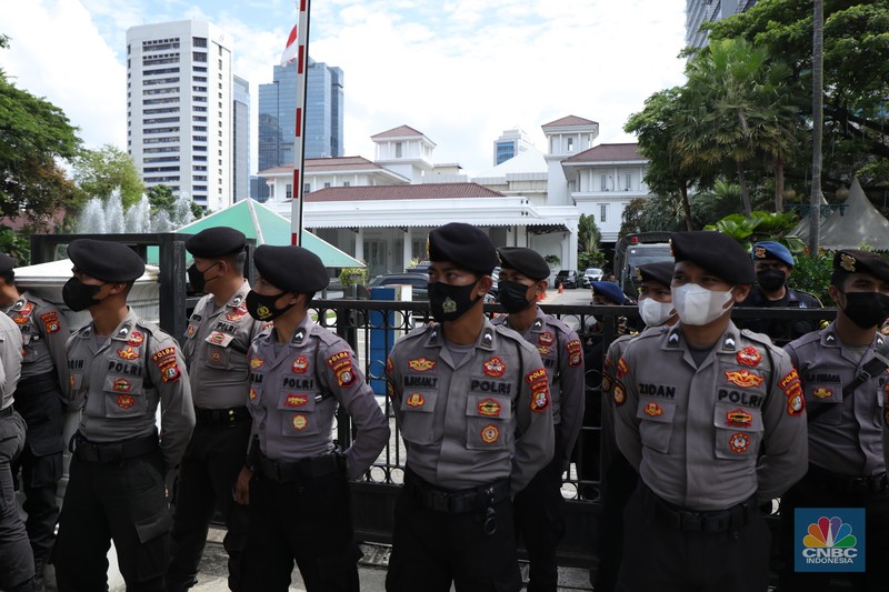 Demo Buruh Tolak Omnibus UMP di Balai Kota Jakarta Ratusan buruh yang tergabung dalam FSP LEM SPSI, KSPI menutup jalur utama depan Gedung BalaiKota Jakarta, Kamis (25/11/2021). Demo buruh mengusung dua agenda, memprotes penetapan UMP 2022 dinilai terlalu kecil dan mengawal putusan MK soal uji materi UU Cipta Kerja. Pantauan dilokasi buruh perlahan meninggal aksi demo di patung kuda dan menutup jalan utama depan gedung Balaikota. Pengendara yang terjebak kemacetan hanya pasrah dan diputar balikan ke arah Stasiun Gambir, Jakarta. Puluhan polisi jugat erlihat mengamankan gedung Balaikota.(CNBC Indonesia/ Tri Susilo)