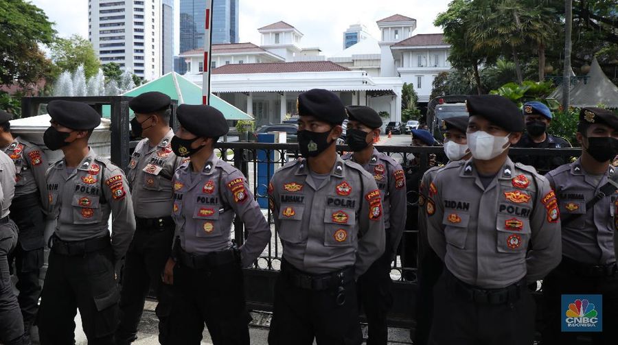 Ratusan buruh yang tergabung dalam FSP LEM SPSI, KSPI menutup jalur utama depan Gedung BalaiKota Jakarta, Kamis (25/11/2021). Demo buruh mengusung dua agenda, memprotes penetapan UMP 2022 dinilai terlalu kecil dan mengawal putusan MK soal uji materi UU Cipta Kerja. Pantauan dilokasi buruh perlahan meninggal aksi demo di patung kuda dan menutup jalan utama depan gedung Balaikota. Pengendara yang terjebak kemacetan hanya pasrah dan diputar balikan ke arah Stasiun Gambir, Jakarta. Puluhan polisi jugat erlihat mengamankan gedung Balaikota.(CNBC Indonesia/ Tri Susilo)