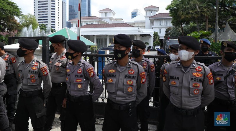 Ratusan buruh yang tergabung dalam FSP LEM SPSI, KSPI menutup jalur utama depan Gedung BalaiKota Jakarta, Kamis (25/11/2021). Demo buruh mengusung dua agenda, memprotes penetapan UMP 2022 dinilai terlalu kecil dan mengawal putusan MK soal uji materi UU Cipta Kerja. Pantauan dilokasi buruh perlahan meninggal aksi demo di patung kuda dan menutup jalan utama depan gedung Balaikota. Pengendara yang terjebak kemacetan hanya pasrah dan diputar balikan ke arah Stasiun Gambir, Jakarta. Puluhan polisi jugat erlihat mengamankan gedung Balaikota.(CNBC Indonesia/ Tri Susilo)