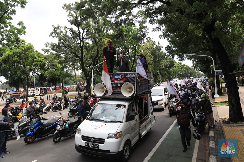 Masa buruh berjalan menuju arah patung Kuda di depan Kantor Gubernur DKI Jakarta, Kamis, 25/11. Ribuan buruh di berbagai wilayah di Indonesia, mulai dari Jakarta sampai Jawa Timur akan menggelar demonstrasi menolak penetapan Upah Minimum Provinsi (UMP). Di Jakarta, Pantauan CNBC Indonesia ratusan buruh yang tergabung dalam Konfederasi Serikat Pekerja Seluruh Indonesia (KSPSI)  berjalan demo menuju Patung Kuda sebagai pusat titik demo. Buruh yang mengendarai motor mendorong dari depan Kantor Gubernur sampai Patung Kuda. Yel-yel dan kibaran mereka suarakan untuk menyemangati para demonstran. Aksi demo hari ini juga bertepatan dengan keputusan Mahkamah Konstitusi terkait judicial review atau uji formil terhadap UU Nomor 11 Tahun 2020 tentang Cipta Kerja (UU Cipta Kerja).
 (CNBC Indonesia/ Muhammad Sabki)