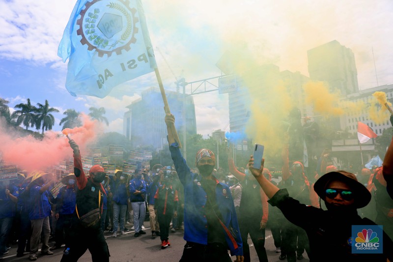 Aksi demonstrasi massa buruh patung Kuda di depan Kantor Gubernur DKI Jakarta, Kamis, 25/11. Ribuan buruh di berbagai wilayah di Indonesia, mulai dari Jakarta sampai Jawa Timur akan menggelar demonstrasi menolak penetapan Upah Minimum Provinsi (UMP). Di Jakarta, Pantauan CNBC Indonesia ratusan buruh yang tergabung dalam Konfederasi Serikat Pekerja Seluruh Indonesia (KSPSI) tertahan di Patung Kuda sebagai pusat titik demo. Buruh yang mengendarai motor mendorong dari depan Kantor Gubernur sampai Patung Kuda. Yel-yel dan kibaran mereka suarakan untuk menyemangati para demonstran. Aksi demo hari ini juga bertepatan dengan keputusan Mahkamah Konstitusi terkait judicial review atau uji formil terhadap UU Nomor 11 Tahun 2020 tentang Cipta Kerja (UU Cipta Kerja). (CNBC Indonesia/ Muhammad Sabki)