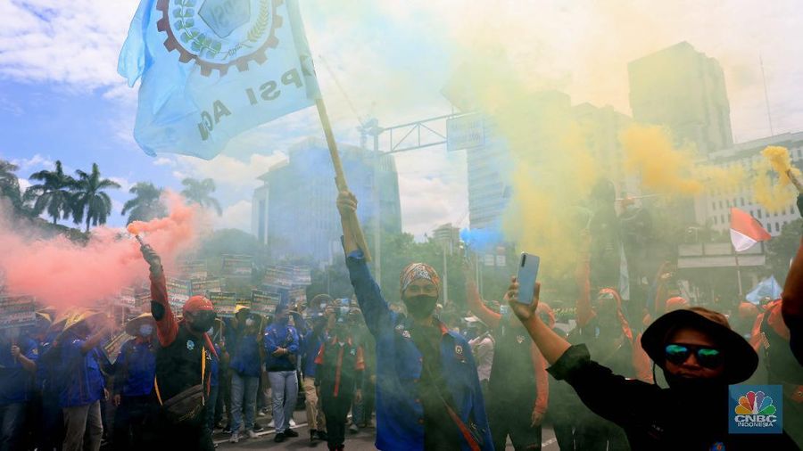 Aksi demonstrasi massa buruh patung Kuda di depan Kantor Gubernur DKI Jakarta, Kamis, 25/11. Ribuan buruh di berbagai wilayah di Indonesia, mulai dari Jakarta sampai Jawa Timur akan menggelar demonstrasi menolak penetapan Upah Minimum Provinsi (UMP). Di Jakarta, Pantauan CNBC Indonesia ratusan buruh yang tergabung dalam Konfederasi Serikat Pekerja Seluruh Indonesia (KSPSI) tertahan di Patung Kuda sebagai pusat titik demo. Buruh yang mengendarai motor mendorong dari depan Kantor Gubernur sampai Patung Kuda. Yel-yel dan kibaran mereka suarakan untuk menyemangati para demonstran. Aksi demo hari ini juga bertepatan dengan keputusan Mahkamah Konstitusi terkait judicial review atau uji formil terhadap UU Nomor 11 Tahun 2020 tentang Cipta Kerja (UU Cipta Kerja). (CNBC Indonesia/ Muhammad Sabki)