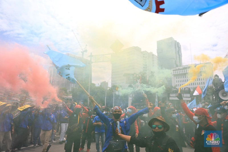 Aksi demonstrasi massa buruh patung Kuda di depan Kantor Gubernur DKI Jakarta, Kamis, 25/11. Ribuan buruh di berbagai wilayah di Indonesia, mulai dari Jakarta sampai Jawa Timur akan menggelar demonstrasi menolak penetapan Upah Minimum Provinsi (UMP). Di Jakarta, Pantauan CNBC Indonesia ratusan buruh yang tergabung dalam Konfederasi Serikat Pekerja Seluruh Indonesia (KSPSI) tertahan di Patung Kuda sebagai pusat titik demo. Buruh yang mengendarai motor mendorong dari depan Kantor Gubernur sampai Patung Kuda. Yel-yel dan kibaran mereka suarakan untuk menyemangati para demonstran. Aksi demo hari ini juga bertepatan dengan keputusan Mahkamah Konstitusi terkait judicial review atau uji formil terhadap UU Nomor 11 Tahun 2020 tentang Cipta Kerja (UU Cipta Kerja). (CNBC Indonesia/ Muhammad Sabki)