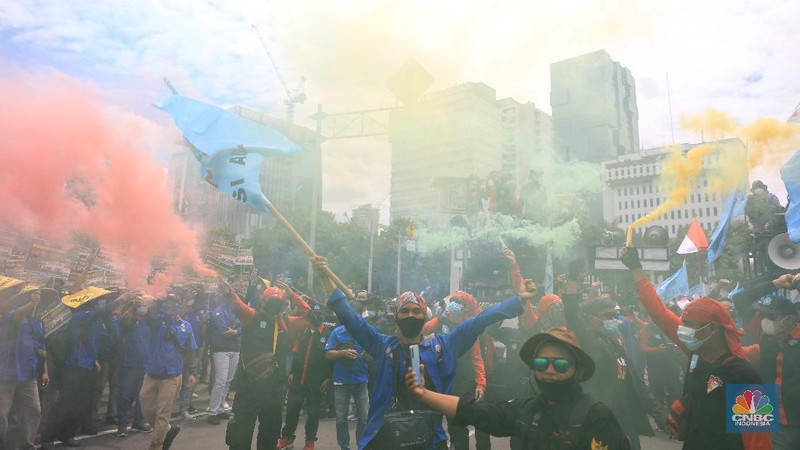 Aksi demonstrasi massa buruh patung Kuda di depan Kantor Gubernur DKI Jakarta, Kamis, 25/11. Ribuan buruh di berbagai wilayah di Indonesia, mulai dari Jakarta sampai Jawa Timur akan menggelar demonstrasi menolak penetapan Upah Minimum Provinsi (UMP). Di Jakarta, Pantauan CNBC Indonesia ratusan buruh yang tergabung dalam Konfederasi Serikat Pekerja Seluruh Indonesia (KSPSI) tertahan di Patung Kuda sebagai pusat titik demo. Buruh yang mengendarai motor mendorong dari depan Kantor Gubernur sampai Patung Kuda. Yel-yel dan kibaran mereka suarakan untuk menyemangati para demonstran. Aksi demo hari ini juga bertepatan dengan keputusan Mahkamah Konstitusi terkait judicial review atau uji formil terhadap UU Nomor 11 Tahun 2020 tentang Cipta Kerja (UU Cipta Kerja). (CNBC Indonesia/ Muhammad Sabki)