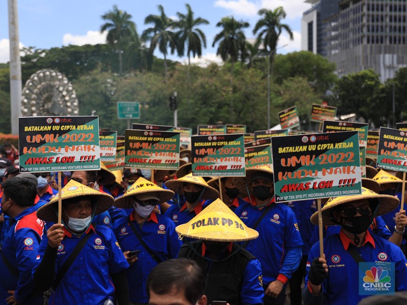 Aksi demonstrasi massa buruh patung Kuda di depan Kantor Gubernur DKI Jakarta, Kamis, 25/11. Ribuan buruh di berbagai wilayah di Indonesia, mulai dari Jakarta sampai Jawa Timur akan menggelar demonstrasi menolak penetapan Upah Minimum Provinsi (UMP). Di Jakarta, Pantauan CNBC Indonesia ratusan buruh yang tergabung dalam Konfederasi Serikat Pekerja Seluruh Indonesia (KSPSI) tertahan di Patung Kuda sebagai pusat titik demo. Buruh yang mengendarai motor mendorong dari depan Kantor Gubernur sampai Patung Kuda. Yel-yel dan kibaran mereka suarakan untuk menyemangati para demonstran. Aksi demo hari ini juga bertepatan dengan keputusan Mahkamah Konstitusi terkait judicial review atau uji formil terhadap UU Nomor 11 Tahun 2020 tentang Cipta Kerja (UU Cipta Kerja). (CNBC Indonesia/ Muhammad Sabki)