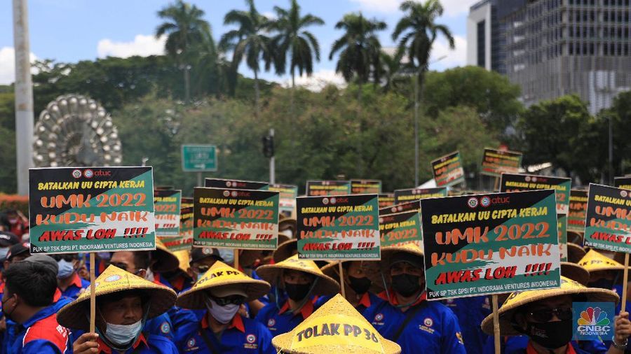 Aksi demonstrasi massa buruh patung Kuda di depan Kantor Gubernur DKI Jakarta, Kamis, 25/11. Ribuan buruh di berbagai wilayah di Indonesia, mulai dari Jakarta sampai Jawa Timur akan menggelar demonstrasi menolak penetapan Upah Minimum Provinsi (UMP). Di Jakarta, Pantauan CNBC Indonesia ratusan buruh yang tergabung dalam Konfederasi Serikat Pekerja Seluruh Indonesia (KSPSI) tertahan di Patung Kuda sebagai pusat titik demo. Buruh yang mengendarai motor mendorong dari depan Kantor Gubernur sampai Patung Kuda. Yel-yel dan kibaran mereka suarakan untuk menyemangati para demonstran. Aksi demo hari ini juga bertepatan dengan keputusan Mahkamah Konstitusi terkait judicial review atau uji formil terhadap UU Nomor 11 Tahun 2020 tentang Cipta Kerja (UU Cipta Kerja). (CNBC Indonesia/ Muhammad Sabki)