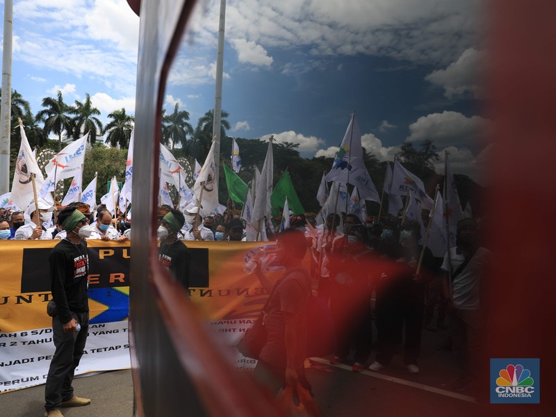 Aksi demonstrasi massa buruh patung Kuda di depan Kantor Gubernur DKI Jakarta, Kamis, 25/11. Ribuan buruh di berbagai wilayah di Indonesia, mulai dari Jakarta sampai Jawa Timur akan menggelar demonstrasi menolak penetapan Upah Minimum Provinsi (UMP). Di Jakarta, Pantauan CNBC Indonesia ratusan buruh yang tergabung dalam Konfederasi Serikat Pekerja Seluruh Indonesia (KSPSI) tertahan di Patung Kuda sebagai pusat titik demo. Buruh yang mengendarai motor mendorong dari depan Kantor Gubernur sampai Patung Kuda. Yel-yel dan kibaran mereka suarakan untuk menyemangati para demonstran. Aksi demo hari ini juga bertepatan dengan keputusan Mahkamah Konstitusi terkait judicial review atau uji formil terhadap UU Nomor 11 Tahun 2020 tentang Cipta Kerja (UU Cipta Kerja). (CNBC Indonesia/ Muhammad Sabki)