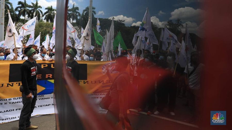 Aksi demonstrasi massa buruh patung Kuda di depan Kantor Gubernur DKI Jakarta, Kamis, 25/11. Ribuan buruh di berbagai wilayah di Indonesia, mulai dari Jakarta sampai Jawa Timur akan menggelar demonstrasi menolak penetapan Upah Minimum Provinsi (UMP). Di Jakarta, Pantauan CNBC Indonesia ratusan buruh yang tergabung dalam Konfederasi Serikat Pekerja Seluruh Indonesia (KSPSI) tertahan di Patung Kuda sebagai pusat titik demo. Buruh yang mengendarai motor mendorong dari depan Kantor Gubernur sampai Patung Kuda. Yel-yel dan kibaran mereka suarakan untuk menyemangati para demonstran. Aksi demo hari ini juga bertepatan dengan keputusan Mahkamah Konstitusi terkait judicial review atau uji formil terhadap UU Nomor 11 Tahun 2020 tentang Cipta Kerja (UU Cipta Kerja). (CNBC Indonesia/ Muhammad Sabki)