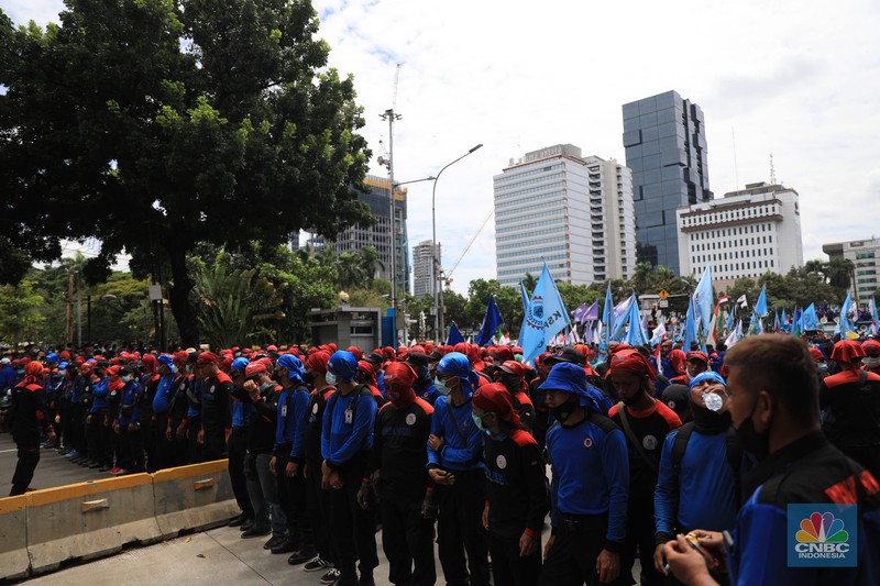 Aksi demonstrasi massa buruh patung Kuda di depan Kantor Gubernur DKI Jakarta, Kamis, 25/11. Ribuan buruh di berbagai wilayah di Indonesia, mulai dari Jakarta sampai Jawa Timur akan menggelar demonstrasi menolak penetapan Upah Minimum Provinsi (UMP). Di Jakarta, Pantauan CNBC Indonesia ratusan buruh yang tergabung dalam Konfederasi Serikat Pekerja Seluruh Indonesia (KSPSI) tertahan di Patung Kuda sebagai pusat titik demo. Buruh yang mengendarai motor mendorong dari depan Kantor Gubernur sampai Patung Kuda. Yel-yel dan kibaran mereka suarakan untuk menyemangati para demonstran. Aksi demo hari ini juga bertepatan dengan keputusan Mahkamah Konstitusi terkait judicial review atau uji formil terhadap UU Nomor 11 Tahun 2020 tentang Cipta Kerja (UU Cipta Kerja). (CNBC Indonesia/ Muhammad Sabki)