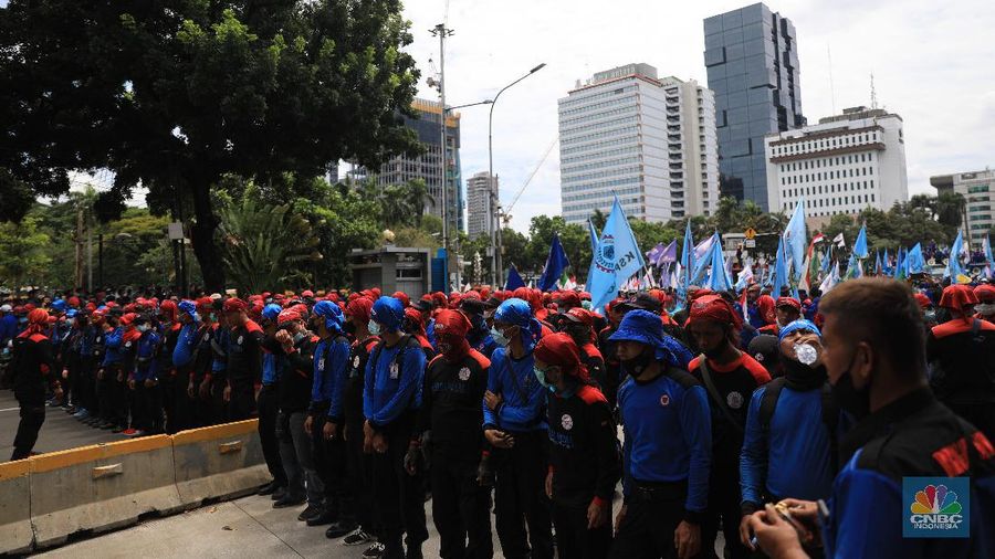 Aksi demonstrasi massa buruh patung Kuda di depan Kantor Gubernur DKI Jakarta, Kamis, 25/11. Ribuan buruh di berbagai wilayah di Indonesia, mulai dari Jakarta sampai Jawa Timur akan menggelar demonstrasi menolak penetapan Upah Minimum Provinsi (UMP). Di Jakarta, Pantauan CNBC Indonesia ratusan buruh yang tergabung dalam Konfederasi Serikat Pekerja Seluruh Indonesia (KSPSI) tertahan di Patung Kuda sebagai pusat titik demo. Buruh yang mengendarai motor mendorong dari depan Kantor Gubernur sampai Patung Kuda. Yel-yel dan kibaran mereka suarakan untuk menyemangati para demonstran. Aksi demo hari ini juga bertepatan dengan keputusan Mahkamah Konstitusi terkait judicial review atau uji formil terhadap UU Nomor 11 Tahun 2020 tentang Cipta Kerja (UU Cipta Kerja). (CNBC Indonesia/ Muhammad Sabki)