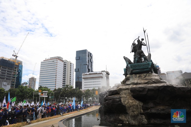 Aksi demonstrasi massa buruh patung Kuda di depan Kantor Gubernur DKI Jakarta, Kamis, 25/11. Ribuan buruh di berbagai wilayah di Indonesia, mulai dari Jakarta sampai Jawa Timur akan menggelar demonstrasi menolak penetapan Upah Minimum Provinsi (UMP). Di Jakarta, Pantauan CNBC Indonesia ratusan buruh yang tergabung dalam Konfederasi Serikat Pekerja Seluruh Indonesia (KSPSI) tertahan di Patung Kuda sebagai pusat titik demo. Buruh yang mengendarai motor mendorong dari depan Kantor Gubernur sampai Patung Kuda. Yel-yel dan kibaran mereka suarakan untuk menyemangati para demonstran. Aksi demo hari ini juga bertepatan dengan keputusan Mahkamah Konstitusi terkait judicial review atau uji formil terhadap UU Nomor 11 Tahun 2020 tentang Cipta Kerja (UU Cipta Kerja). (CNBC Indonesia/ Muhammad Sabki)