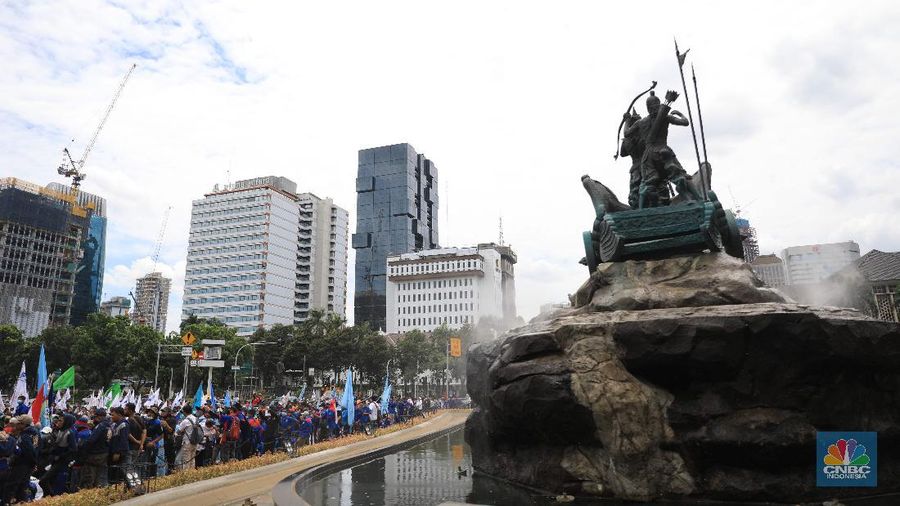 Aksi demonstrasi massa buruh patung Kuda di depan Kantor Gubernur DKI Jakarta, Kamis, 25/11. Ribuan buruh di berbagai wilayah di Indonesia, mulai dari Jakarta sampai Jawa Timur akan menggelar demonstrasi menolak penetapan Upah Minimum Provinsi (UMP). Di Jakarta, Pantauan CNBC Indonesia ratusan buruh yang tergabung dalam Konfederasi Serikat Pekerja Seluruh Indonesia (KSPSI) tertahan di Patung Kuda sebagai pusat titik demo. Buruh yang mengendarai motor mendorong dari depan Kantor Gubernur sampai Patung Kuda. Yel-yel dan kibaran mereka suarakan untuk menyemangati para demonstran. Aksi demo hari ini juga bertepatan dengan keputusan Mahkamah Konstitusi terkait judicial review atau uji formil terhadap UU Nomor 11 Tahun 2020 tentang Cipta Kerja (UU Cipta Kerja). (CNBC Indonesia/ Muhammad Sabki)