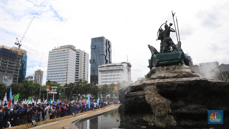 Aksi demonstrasi massa buruh patung Kuda di depan Kantor Gubernur DKI Jakarta, Kamis, 25/11. Ribuan buruh di berbagai wilayah di Indonesia, mulai dari Jakarta sampai Jawa Timur akan menggelar demonstrasi menolak penetapan Upah Minimum Provinsi (UMP). Di Jakarta, Pantauan CNBC Indonesia ratusan buruh yang tergabung dalam Konfederasi Serikat Pekerja Seluruh Indonesia (KSPSI) tertahan di Patung Kuda sebagai pusat titik demo. Buruh yang mengendarai motor mendorong dari depan Kantor Gubernur sampai Patung Kuda. Yel-yel dan kibaran mereka suarakan untuk menyemangati para demonstran. Aksi demo hari ini juga bertepatan dengan keputusan Mahkamah Konstitusi terkait judicial review atau uji formil terhadap UU Nomor 11 Tahun 2020 tentang Cipta Kerja (UU Cipta Kerja). (CNBC Indonesia/ Muhammad Sabki)