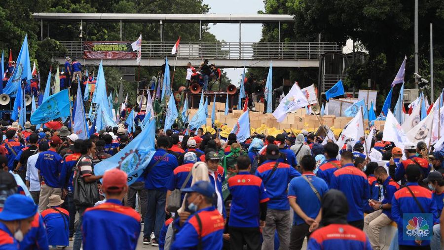 Aksi demonstrasi massa buruh patung Kuda di depan Kantor Gubernur DKI Jakarta, Kamis, 25/11. Ribuan buruh di berbagai wilayah di Indonesia, mulai dari Jakarta sampai Jawa Timur akan menggelar demonstrasi menolak penetapan Upah Minimum Provinsi (UMP). Di Jakarta, Pantauan CNBC Indonesia ratusan buruh yang tergabung dalam Konfederasi Serikat Pekerja Seluruh Indonesia (KSPSI) tertahan di Patung Kuda sebagai pusat titik demo. Buruh yang mengendarai motor mendorong dari depan Kantor Gubernur sampai Patung Kuda. Yel-yel dan kibaran mereka suarakan untuk menyemangati para demonstran. Aksi demo hari ini juga bertepatan dengan keputusan Mahkamah Konstitusi terkait judicial review atau uji formil terhadap UU Nomor 11 Tahun 2020 tentang Cipta Kerja (UU Cipta Kerja). (CNBC Indonesia/ Muhammad Sabki)
