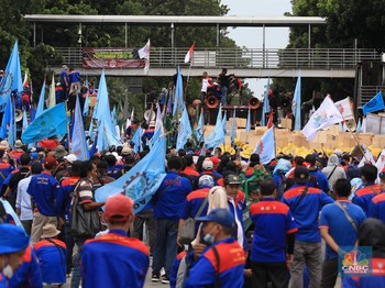 UMP Naik Cuma Jaga Daya Beli, Tak Bikin Ekonomi RI Ngebut