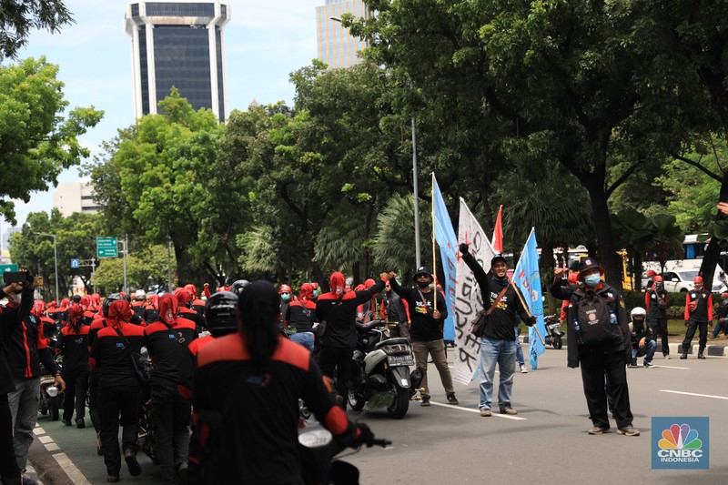 Masa buruh berjalan menuju arah patung Kuda di depan Kantor Gubernur DKI Jakarta, Kamis, 25/11. Ribuan buruh di berbagai wilayah di Indonesia, mulai dari Jakarta sampai Jawa Timur akan menggelar demonstrasi menolak penetapan Upah Minimum Provinsi (UMP). Di Jakarta, Pantauan CNBC Indonesia ratusan buruh yang tergabung dalam Konfederasi Serikat Pekerja Seluruh Indonesia (KSPSI)  berjalan demo menuju Patung Kuda sebagai pusat titik demo. Buruh yang mengendarai motor mendorong dari depan Kantor Gubernur sampai Patung Kuda. Yel-yel dan kibaran mereka suarakan untuk menyemangati para demonstran. Aksi demo hari ini juga bertepatan dengan keputusan Mahkamah Konstitusi terkait judicial review atau uji formil terhadap UU Nomor 11 Tahun 2020 tentang Cipta Kerja (UU Cipta Kerja).
 (CNBC Indonesia/ Muhammad Sabki)