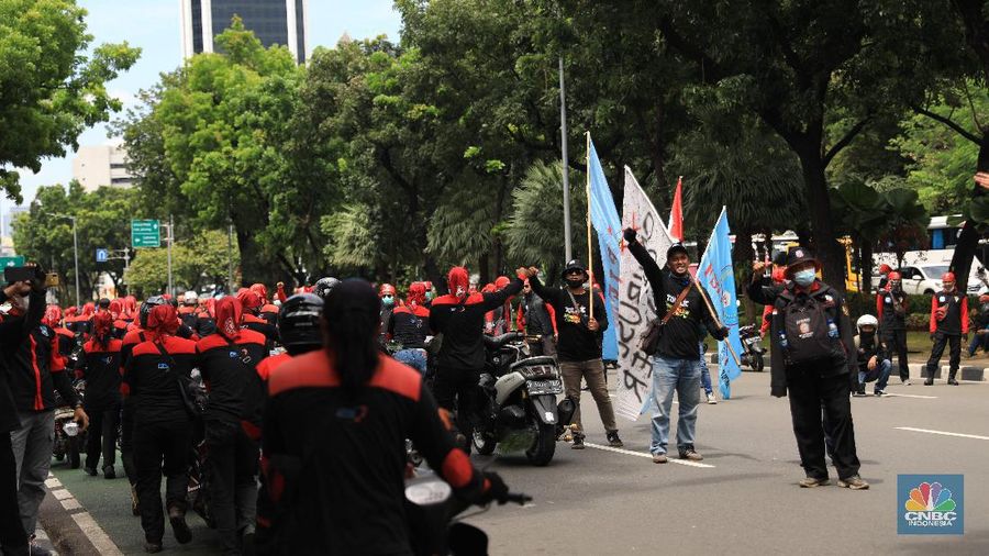 Masa buruh berjalan menuju arah patung Kuda di depan Kantor Gubernur DKI Jakarta, Kamis, 25/11. Ribuan buruh di berbagai wilayah di Indonesia, mulai dari Jakarta sampai Jawa Timur akan menggelar demonstrasi menolak penetapan Upah Minimum Provinsi (UMP). Di Jakarta, Pantauan CNBC Indonesia ratusan buruh yang tergabung dalam Konfederasi Serikat Pekerja Seluruh Indonesia (KSPSI)  berjalan demo menuju Patung Kuda sebagai pusat titik demo. Buruh yang mengendarai motor mendorong dari depan Kantor Gubernur sampai Patung Kuda. Yel-yel dan kibaran mereka suarakan untuk menyemangati para demonstran. Aksi demo hari ini juga bertepatan dengan keputusan Mahkamah Konstitusi terkait judicial review atau uji formil terhadap UU Nomor 11 Tahun 2020 tentang Cipta Kerja (UU Cipta Kerja).
 (CNBC Indonesia/ Muhammad Sabki)