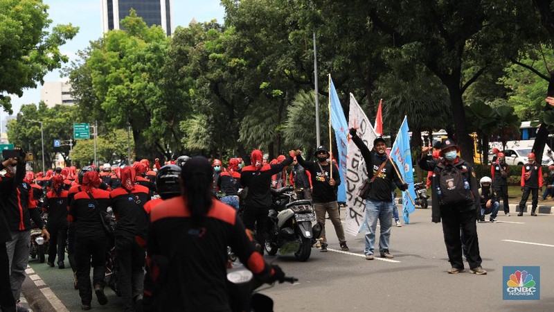 Masa buruh berjalan menuju arah patung Kuda di depan Kantor Gubernur DKI Jakarta, Kamis, 25/11. Ribuan buruh di berbagai wilayah di Indonesia, mulai dari Jakarta sampai Jawa Timur akan menggelar demonstrasi menolak penetapan Upah Minimum Provinsi (UMP). Di Jakarta, Pantauan CNBC Indonesia ratusan buruh yang tergabung dalam Konfederasi Serikat Pekerja Seluruh Indonesia (KSPSI)  berjalan demo menuju Patung Kuda sebagai pusat titik demo. Buruh yang mengendarai motor mendorong dari depan Kantor Gubernur sampai Patung Kuda. Yel-yel dan kibaran mereka suarakan untuk menyemangati para demonstran. Aksi demo hari ini juga bertepatan dengan keputusan Mahkamah Konstitusi terkait judicial review atau uji formil terhadap UU Nomor 11 Tahun 2020 tentang Cipta Kerja (UU Cipta Kerja).
 (CNBC Indonesia/ Muhammad Sabki)