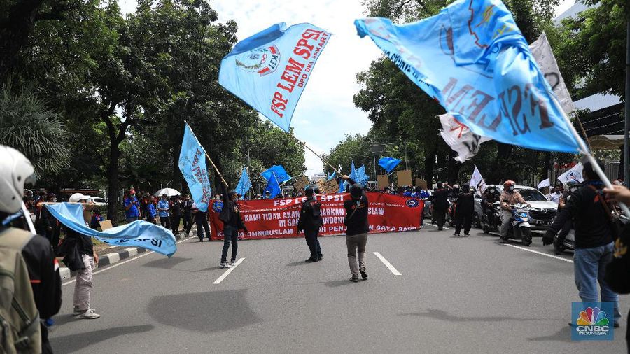 Masa buruh berjalan menuju arah patung Kuda di depan Kantor Gubernur DKI Jakarta, Kamis, 25/11. Ribuan buruh di berbagai wilayah di Indonesia, mulai dari Jakarta sampai Jawa Timur akan menggelar demonstrasi menolak penetapan Upah Minimum Provinsi (UMP). Di Jakarta, Pantauan CNBC Indonesia ratusan buruh yang tergabung dalam Konfederasi Serikat Pekerja Seluruh Indonesia (KSPSI)  berjalan demo menuju Patung Kuda sebagai pusat titik demo. Buruh yang mengendarai motor mendorong dari depan Kantor Gubernur sampai Patung Kuda. Yel-yel dan kibaran mereka suarakan untuk menyemangati para demonstran. Aksi demo hari ini juga bertepatan dengan keputusan Mahkamah Konstitusi terkait judicial review atau uji formil terhadap UU Nomor 11 Tahun 2020 tentang Cipta Kerja (UU Cipta Kerja).
 (CNBC Indonesia/ Muhammad Sabki)