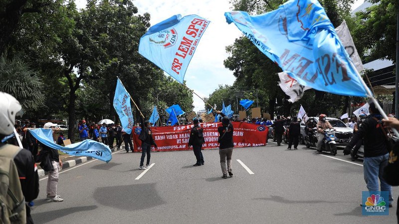 Masa buruh berjalan menuju arah patung Kuda di depan Kantor Gubernur DKI Jakarta, Kamis, 25/11. Ribuan buruh di berbagai wilayah di Indonesia, mulai dari Jakarta sampai Jawa Timur akan menggelar demonstrasi menolak penetapan Upah Minimum Provinsi (UMP). Di Jakarta, Pantauan CNBC Indonesia ratusan buruh yang tergabung dalam Konfederasi Serikat Pekerja Seluruh Indonesia (KSPSI)  berjalan demo menuju Patung Kuda sebagai pusat titik demo. Buruh yang mengendarai motor mendorong dari depan Kantor Gubernur sampai Patung Kuda. Yel-yel dan kibaran mereka suarakan untuk menyemangati para demonstran. Aksi demo hari ini juga bertepatan dengan keputusan Mahkamah Konstitusi terkait judicial review atau uji formil terhadap UU Nomor 11 Tahun 2020 tentang Cipta Kerja (UU Cipta Kerja).
 (CNBC Indonesia/ Muhammad Sabki)