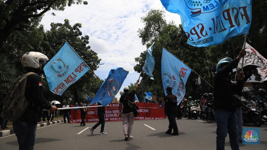 Masa buruh berjalan menuju arah patung Kuda di depan Kantor Gubernur DKI Jakarta, Kamis, 25/11. Ribuan buruh di berbagai wilayah di Indonesia, mulai dari Jakarta sampai Jawa Timur akan menggelar demonstrasi menolak penetapan Upah Minimum Provinsi (UMP). Di Jakarta, Pantauan ²©²ÊÍøÕ¾ ratusan buruh yang tergabung dalam Konfederasi Serikat Pekerja Seluruh Indonesia (KSPSI) berjalan demo menuju Patung Kuda sebagai pusat titik demo. Buruh yang mengendarai motor mendorong dari depan Kantor Gubernur sampai Patung Kuda. Yel-yel dan kibaran mereka suarakan untuk menyemangati para demonstran. Aksi demo hari ini juga bertepatan dengan keputusan Mahkamah Konstitusi terkait judicial review atau uji formil terhadap UU Nomor 11 Tahun 2020 tentang Cipta Kerja (UU Cipta Kerja).
(²©²ÊÍøÕ¾/ Muhammad Sabki)