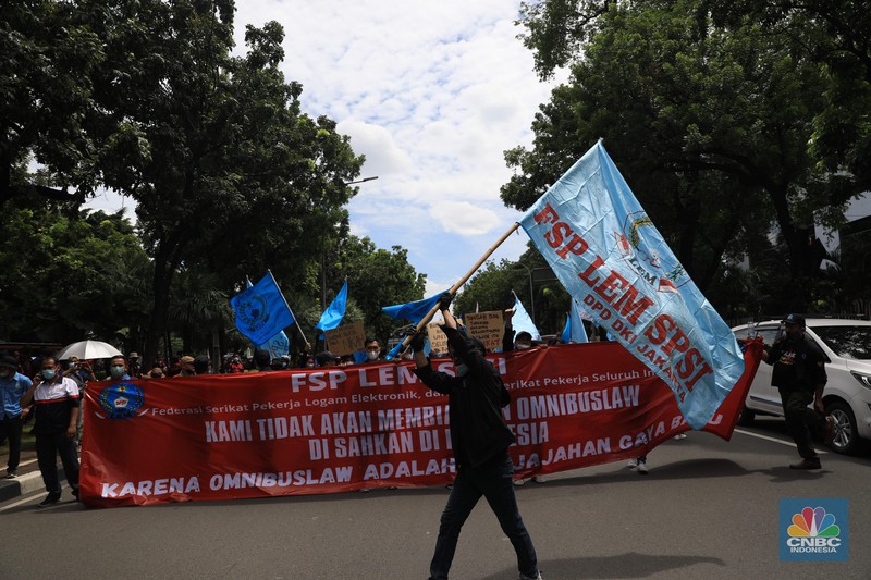 Demo Buruh Tolak UMP Masa buruh berjalan menuju arah patung Kuda di depan Kantor Gubernur DKI Jakarta, Kamis, 25/11. Ribuan buruh di berbagai wilayah di Indonesia, mulai dari Jakarta sampai Jawa Timur akan menggelar demonstrasi menolak penetapan Upah Minimum Provinsi (UMP). Di Jakarta, Pantauan CNBC Indonesia ratusan buruh yang tergabung dalam Konfederasi Serikat Pekerja Seluruh Indonesia (KSPSI) berjalan demo menuju Patung Kuda sebagai pusat titik demo. Buruh yang mengendarai motor mendorong dari depan Kantor Gubernur sampai Patung Kuda. Yel-yel dan kibaran mereka suarakan untuk menyemangati para demonstran. Aksi demo hari ini juga bertepatan dengan keputusan Mahkamah Konstitusi terkait judicial review atau uji formil terhadap UU Nomor 11 Tahun 2020 tentang Cipta Kerja (UU Cipta Kerja).
(CNBC Indonesia/ Muhammad Sabki)