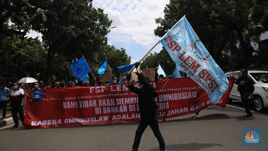 Masa buruh berjalan menuju arah patung Kuda di depan Kantor Gubernur DKI Jakarta, Kamis, 25/11. Ribuan buruh di berbagai wilayah di Indonesia, mulai dari Jakarta sampai Jawa Timur akan menggelar demonstrasi menolak penetapan Upah Minimum Provinsi (UMP). Di Jakarta, Pantauan CNBC Indonesia ratusan buruh yang tergabung dalam Konfederasi Serikat Pekerja Seluruh Indonesia (KSPSI)  berjalan demo menuju Patung Kuda sebagai pusat titik demo. Buruh yang mengendarai motor mendorong dari depan Kantor Gubernur sampai Patung Kuda. Yel-yel dan kibaran mereka suarakan untuk menyemangati para demonstran. Aksi demo hari ini juga bertepatan dengan keputusan Mahkamah Konstitusi terkait judicial review atau uji formil terhadap UU Nomor 11 Tahun 2020 tentang Cipta Kerja (UU Cipta Kerja).
 (CNBC Indonesia/ Muhammad Sabki)