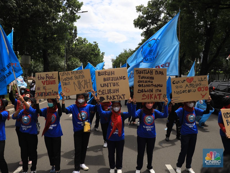 Masa buruh berjalan menuju arah patung Kuda di depan Kantor Gubernur DKI Jakarta, Kamis, 25/11. Ribuan buruh di berbagai wilayah di Indonesia, mulai dari Jakarta sampai Jawa Timur akan menggelar demonstrasi menolak penetapan Upah Minimum Provinsi (UMP). Di Jakarta, Pantauan CNBC Indonesia ratusan buruh yang tergabung dalam Konfederasi Serikat Pekerja Seluruh Indonesia (KSPSI)  berjalan demo menuju Patung Kuda sebagai pusat titik demo. Buruh yang mengendarai motor mendorong dari depan Kantor Gubernur sampai Patung Kuda. Yel-yel dan kibaran mereka suarakan untuk menyemangati para demonstran. Aksi demo hari ini juga bertepatan dengan keputusan Mahkamah Konstitusi terkait judicial review atau uji formil terhadap UU Nomor 11 Tahun 2020 tentang Cipta Kerja (UU Cipta Kerja).
 (CNBC Indonesia/ Muhammad Sabki)