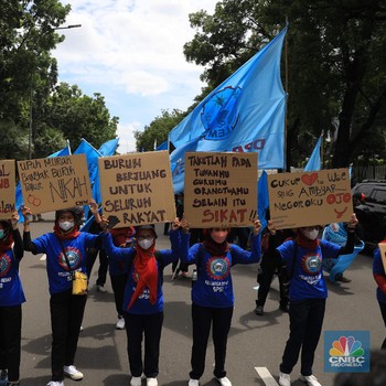 Massa Buruh Protes UMP 2022 Mulai 'Kepung' Jakarta