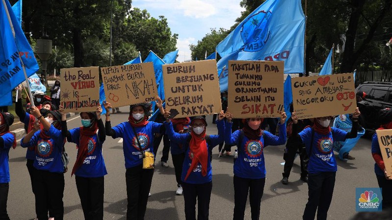 Masa buruh berjalan menuju arah patung Kuda di depan Kantor Gubernur DKI Jakarta, Kamis, 25/11. Ribuan buruh di berbagai wilayah di Indonesia, mulai dari Jakarta sampai Jawa Timur akan menggelar demonstrasi menolak penetapan Upah Minimum Provinsi (UMP). Di Jakarta, Pantauan CNBC Indonesia ratusan buruh yang tergabung dalam Konfederasi Serikat Pekerja Seluruh Indonesia (KSPSI)  berjalan demo menuju Patung Kuda sebagai pusat titik demo. Buruh yang mengendarai motor mendorong dari depan Kantor Gubernur sampai Patung Kuda. Yel-yel dan kibaran mereka suarakan untuk menyemangati para demonstran. Aksi demo hari ini juga bertepatan dengan keputusan Mahkamah Konstitusi terkait judicial review atau uji formil terhadap UU Nomor 11 Tahun 2020 tentang Cipta Kerja (UU Cipta Kerja).
 (CNBC Indonesia/ Muhammad Sabki)