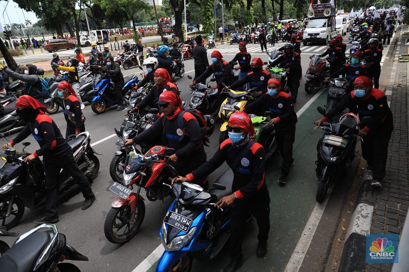 Demo Buruh Tolak UMP Masa buruh berjalan menuju arah patung Kuda di depan Kantor Gubernur DKI Jakarta, Kamis, 25/11. Ribuan buruh di berbagai wilayah di Indonesia, mulai dari Jakarta sampai Jawa Timur akan menggelar demonstrasi menolak penetapan Upah Minimum Provinsi (UMP). Di Jakarta, Pantauan CNBC Indonesia ratusan buruh yang tergabung dalam Konfederasi Serikat Pekerja Seluruh Indonesia (KSPSI) berjalan demo menuju Patung Kuda sebagai pusat titik demo. Buruh yang mengendarai motor mendorong dari depan Kantor Gubernur sampai Patung Kuda. Yel-yel dan kibaran mereka suarakan untuk menyemangati para demonstran. Aksi demo hari ini juga bertepatan dengan keputusan Mahkamah Konstitusi terkait judicial review atau uji formil terhadap UU Nomor 11 Tahun 2020 tentang Cipta Kerja (UU Cipta Kerja).
(CNBC Indonesia/ Muhammad Sabki)