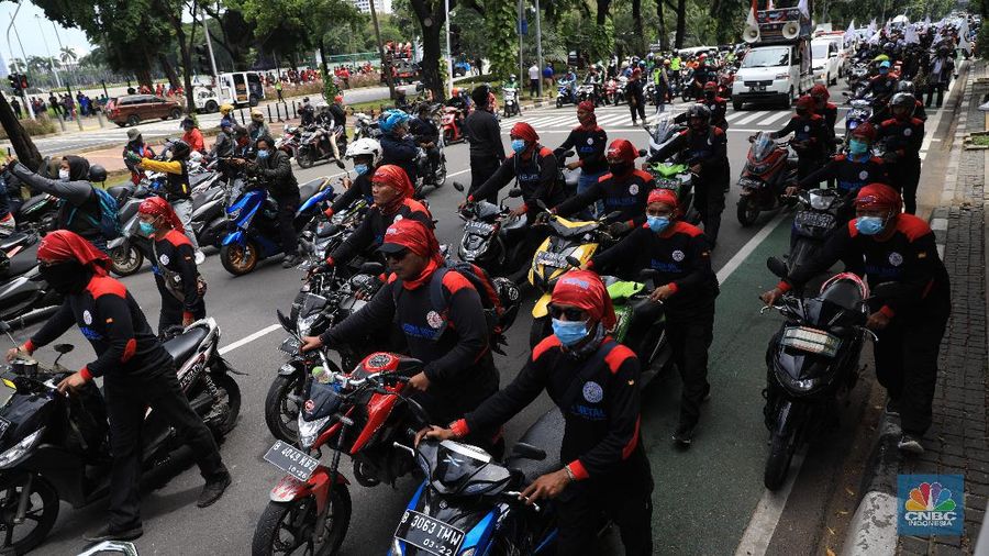 Masa buruh berjalan menuju arah patung Kuda di depan Kantor Gubernur DKI Jakarta, Kamis, 25/11. Ribuan buruh di berbagai wilayah di Indonesia, mulai dari Jakarta sampai Jawa Timur akan menggelar demonstrasi menolak penetapan Upah Minimum Provinsi (UMP). Di Jakarta, Pantauan CNBC Indonesia ratusan buruh yang tergabung dalam Konfederasi Serikat Pekerja Seluruh Indonesia (KSPSI)  berjalan demo menuju Patung Kuda sebagai pusat titik demo. Buruh yang mengendarai motor mendorong dari depan Kantor Gubernur sampai Patung Kuda. Yel-yel dan kibaran mereka suarakan untuk menyemangati para demonstran. Aksi demo hari ini juga bertepatan dengan keputusan Mahkamah Konstitusi terkait judicial review atau uji formil terhadap UU Nomor 11 Tahun 2020 tentang Cipta Kerja (UU Cipta Kerja).
 (CNBC Indonesia/ Muhammad Sabki)