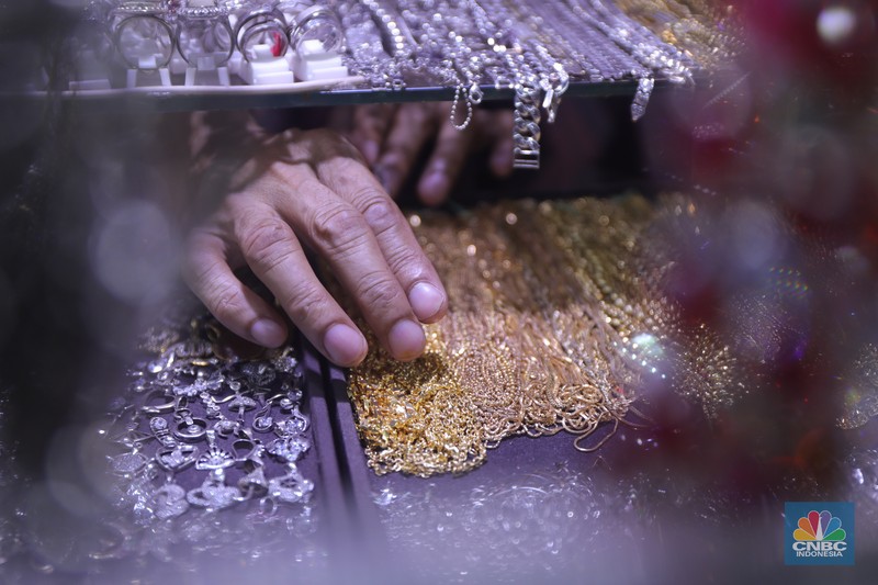Saiful (48) melakukan proses pencucian gelang silver di salah satu pasar di Jakarta, Kamis (25/11/2021). 
Meski mengalami penurunan pendapatan hingga hampir 50% akibat pandemi Covid-19, para pengrajin cuci perhiasan tetap bertahan. Berbekal sejumlah alat sederhana yang terjajar di depannya, pria berusia 48 tahun tersebut tampak terampil tatkala membersihkan perhiasan-perhiasan milik pelanggannya. Menurut Saiful 