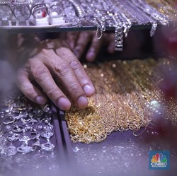 Emas Diramal Capai Rp 2 Juta/Gram, Perak Melesat 25% di 2023