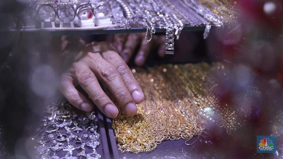 Saiful (48) melakukan proses pencucian gelang silver di salah satu pasar di Jakarta, Kamis (25/11/2021). 
Meski mengalami penurunan pendapatan hingga hampir 50% akibat pandemi Covid-19, para pengrajin cuci perhiasan tetap bertahan. Berbekal sejumlah alat sederhana yang terjajar di depannya, pria berusia 48 tahun tersebut tampak terampil tatkala membersihkan perhiasan-perhiasan milik pelanggannya. Menurut Saiful 