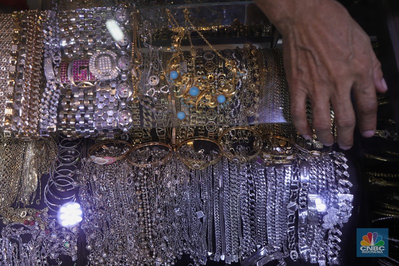 Ilustrasi Perhiasan Perak Petugas menunjukkan cincin perak di pasar mas Cikini, Senin, 22/11. Harga perak dunia turun pada perdagangan ini di tengah kebimbangan antara potensi inflasi yang lebih tinggi dan sikap The Fed yang menahan suku bunga. Harga perak di pasar spot tercatat US$ 15,0200/troy ons, turun 0,12% . Pantauan CNBC Indonesia di lokasi. Harga perak terpantau stabil Di toko Bukit Mas, harga perak dijual per-ring seharga Rp700 ribu. Di Toko Yossi berlian perak dijual per gram seharga Rp200 ribu. (CNBC Indonesia/ Muhammad Sabki)