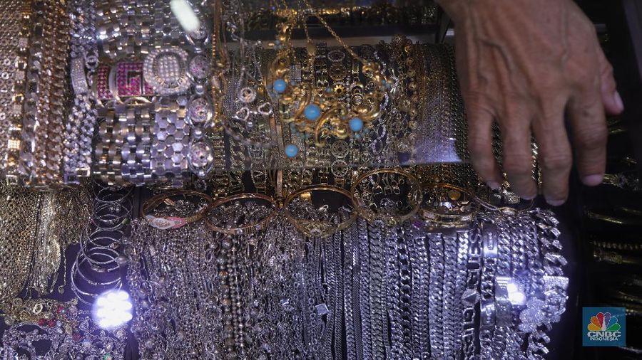 Petugas menunjukkan cincin perak di pasar mas Cikini, Senin, 22/11. Harga perak dunia turun pada perdagangan ini di tengah kebimbangan antara potensi inflasi yang lebih tinggi dan sikap The Fed yang menahan suku bunga. Harga perak di pasar spot tercatat US$ 15,0200/troy ons, turun 0,12% . Pantauan CNBC Indonesia di lokasi. Harga perak terpantau stabil Di toko Bukit Mas, harga perak dijual per-ring seharga Rp700 ribu. Di Toko Yossi berlian perak dijual per gram seharga Rp200 ribu.  (CNBC Indonesia/ Muhammad Sabki)