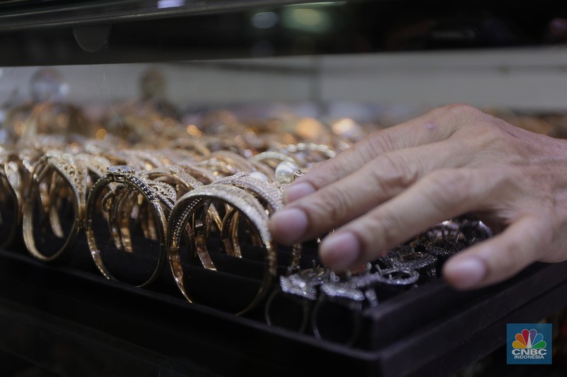 Saiful (48) melakukan proses pencucian gelang silver di salah satu pasar di Jakarta, Kamis (25/11/2021). 
Meski mengalami penurunan pendapatan hingga hampir 50% akibat pandemi Covid-19, para pengrajin cuci perhiasan tetap bertahan. Berbekal sejumlah alat sederhana yang terjajar di depannya, pria berusia 48 tahun tersebut tampak terampil tatkala membersihkan perhiasan-perhiasan milik pelanggannya. Menurut Saiful 