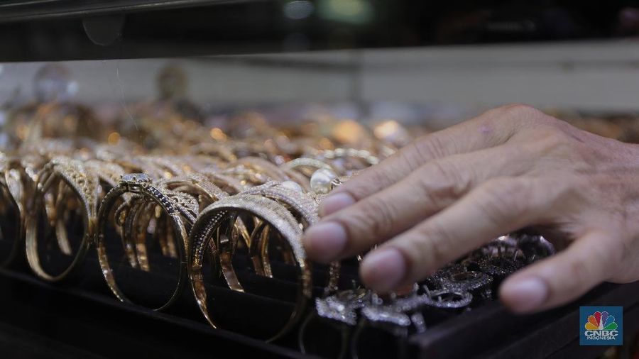 Saiful (48) melakukan proses pencucian gelang silver di salah satu pasar di Jakarta, Kamis (25/11/2021). 
Meski mengalami penurunan pendapatan hingga hampir 50% akibat pandemi Covid-19, para pengrajin cuci perhiasan tetap bertahan. Berbekal sejumlah alat sederhana yang terjajar di depannya, pria berusia 48 tahun tersebut tampak terampil tatkala membersihkan perhiasan-perhiasan milik pelanggannya. Menurut Saiful 