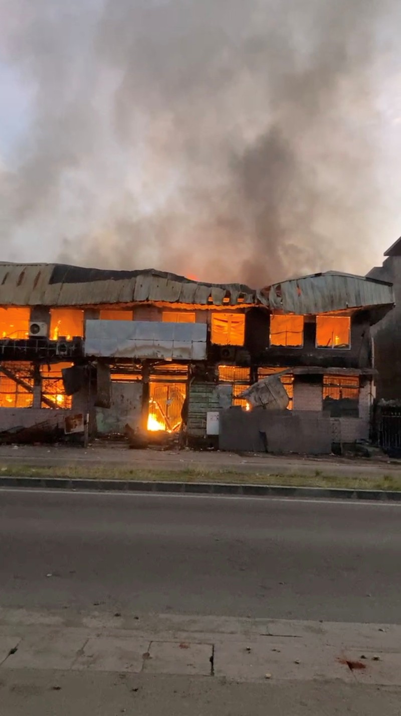 Asap mengepul dari gedung-gedung yang terbakar selama protes di ibu kota Honiara, Kepulauan Solomon, Kamis (25/11/2021).  (Australian Broadcasting Corporation via AP)