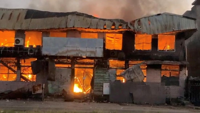 Asap mengepul dari gedung-gedung yang terbakar selama protes di ibu kota Honiara, Kepulauan Solomon, Kamis (25/11/2021).  (Australian Broadcasting Corporation via AP)