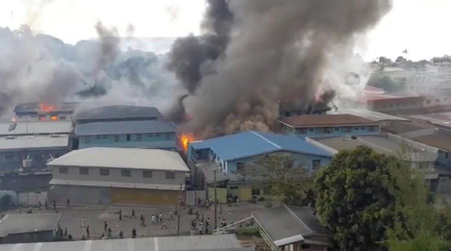 Asap mengepul dari gedung-gedung yang terbakar selama protes di ibu kota Honiara, Kepulauan Solomon, Kamis (25/11/2021).  (Australian Broadcasting Corporation via AP)